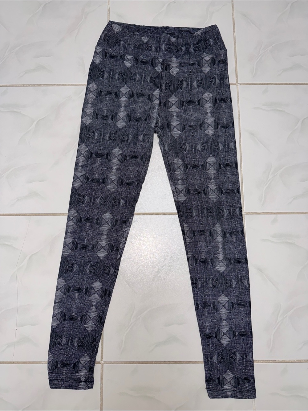 LuLaRoe Gray Geometric Print Leggings